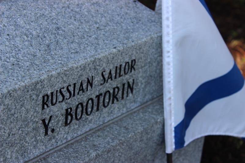Памятник русскому матросу Y. Bootorinу на Мэри-Айленде, США